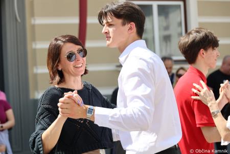 Kamnik danes v znamenju maturantske četvorke, v kateri je zaplesalo preko 200 maturantk in maturantov (108)
